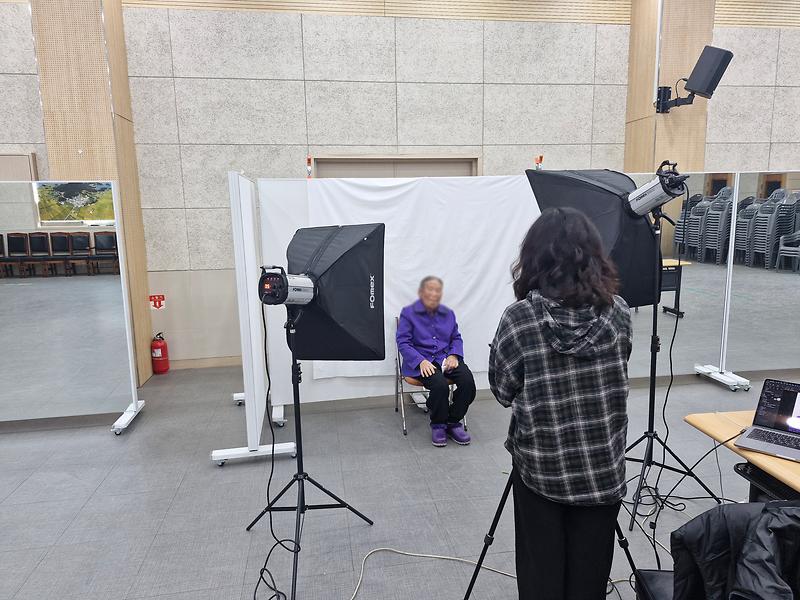 교동면_새마을지도자협의회,_어르신_장수_사진_촬영_봉사_복사