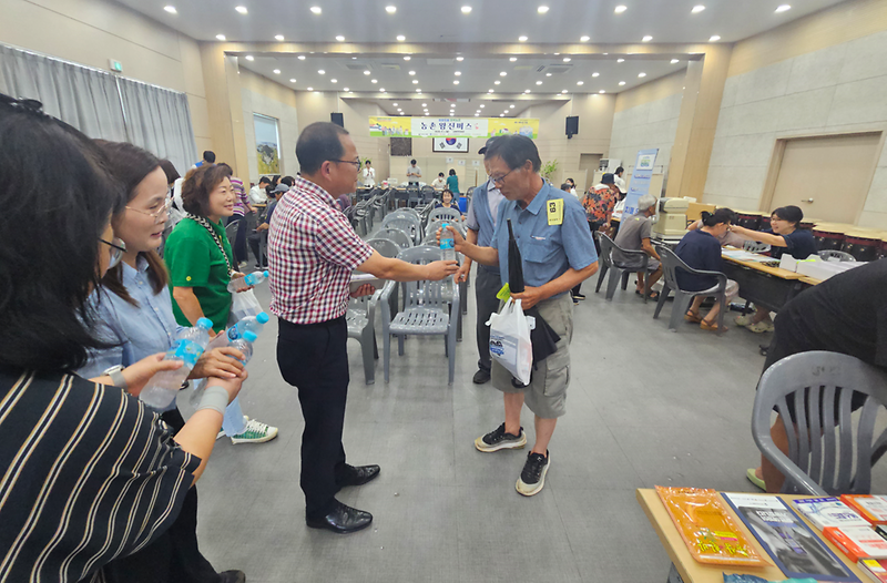 교동면,_왕진_버스_대기_어르신들께_폭염_예방_생수_전달