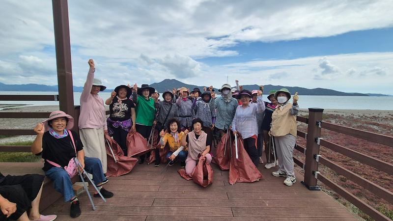 교동면_여성_게이트볼회,_해안가_환경정비에_구슬땀