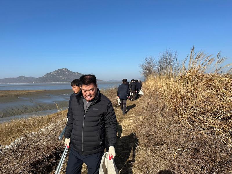 하점면_이장단_봄맞이_해안가_환경정화_실시