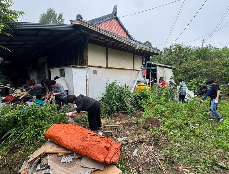하점면_지역사회보장협의체,_취약계층_대상_집_청소_봉사활동_실시