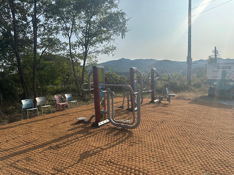 하점면,_야외운동기구_주변에_부상_예방을_위한_야자_매트_설치