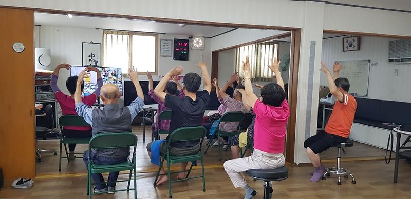 헬스케어경로당_양방향_이용사진_(1)