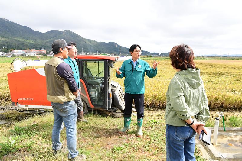 화도면,_벼_수확_현장_찾아_현장_행정_강화
