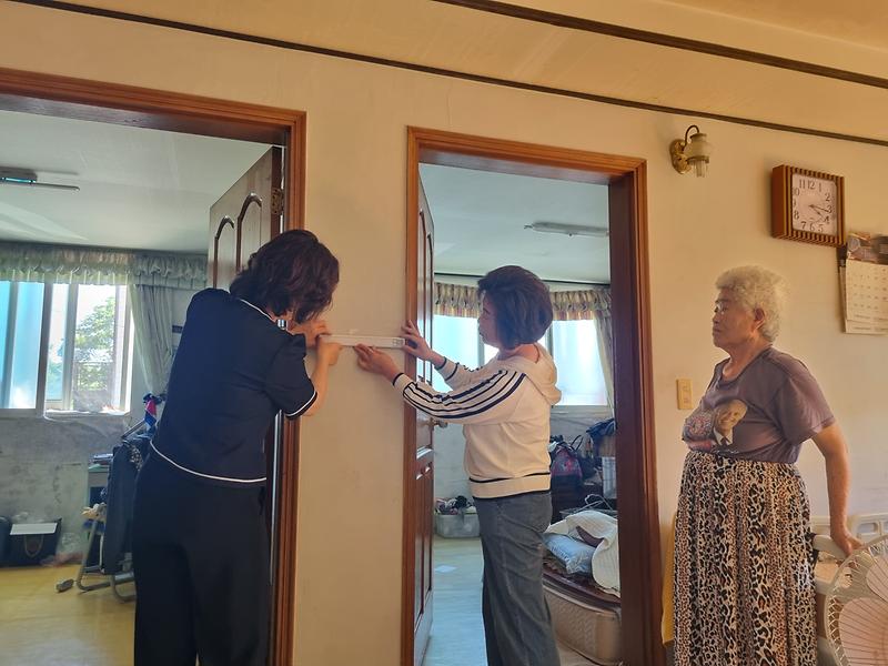 화도면_지역사회보장협의체,_취약계층_대상_센서등_설치_지원