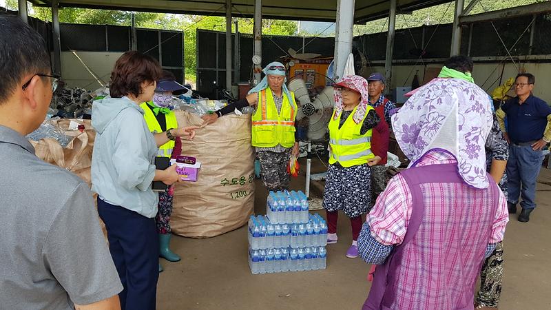 화도면,_무더위_속_재활용_선별장_근로자_응원