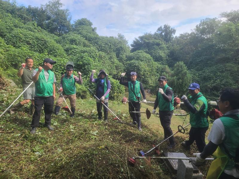 화도면_새마을지도자협의회,_추석맞이_공설_묘지_제초에_구슬땀