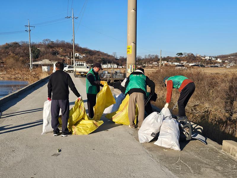 화도면_새마을지도자협의회,_흥왕리_저수지_환경정화에_앞장