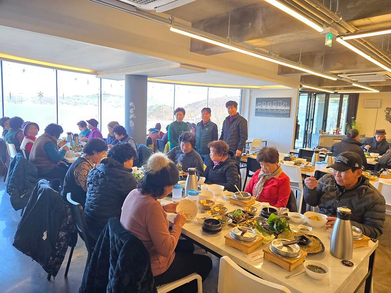 화도면_쌈밥이네_설맞이_어르신_초청_식사_대접