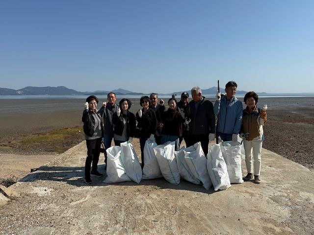 서도면_주민자치위원회,_주문도_앞장술해변_일원_환경정화_실시