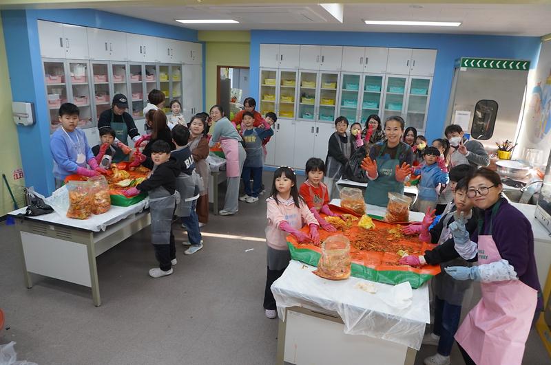 송해초등학교,_“직접_키운_배추로_사랑을_담았어요!”