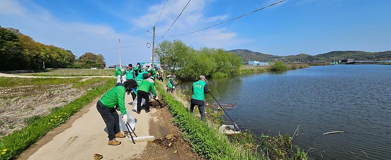 양도면_새마을_남녀지도자,_깨끗한_삼흥천_조성_위한_폐기물_수거_실시