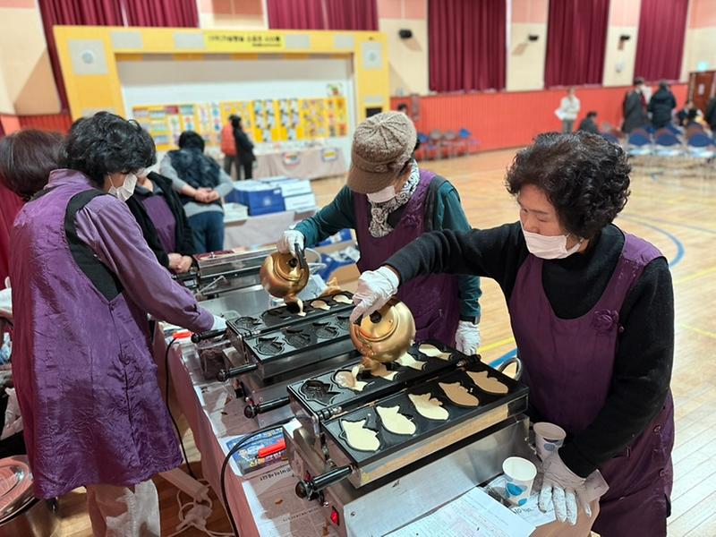 양사면_주민자치위원회,_‘양사꿈자랑_한마음_발표회’서_붕어빵_나눔