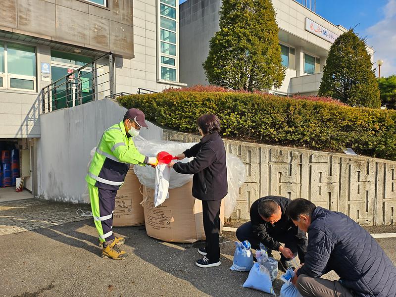 양사면,_폐현수막으로_모래주머니_제작…_제설작업에_활용(1)