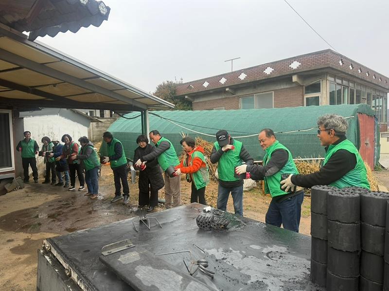 양사면_새마을남녀지도자,_연탄_나눔으로_온정의_손길_전해