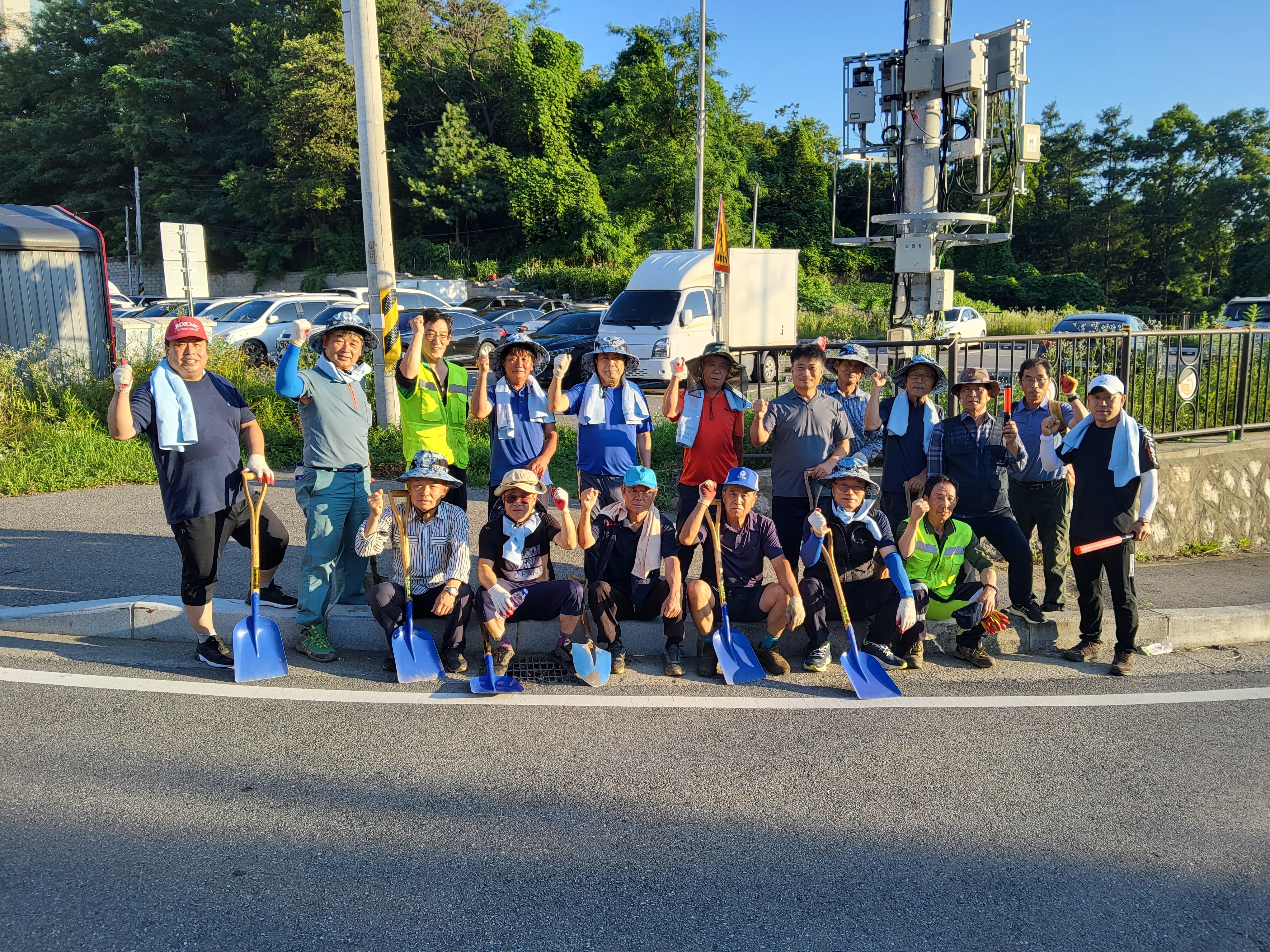 선원면_이장단,_무더운_날씨_속_도로변_제초_및_환경정비_활동_실시