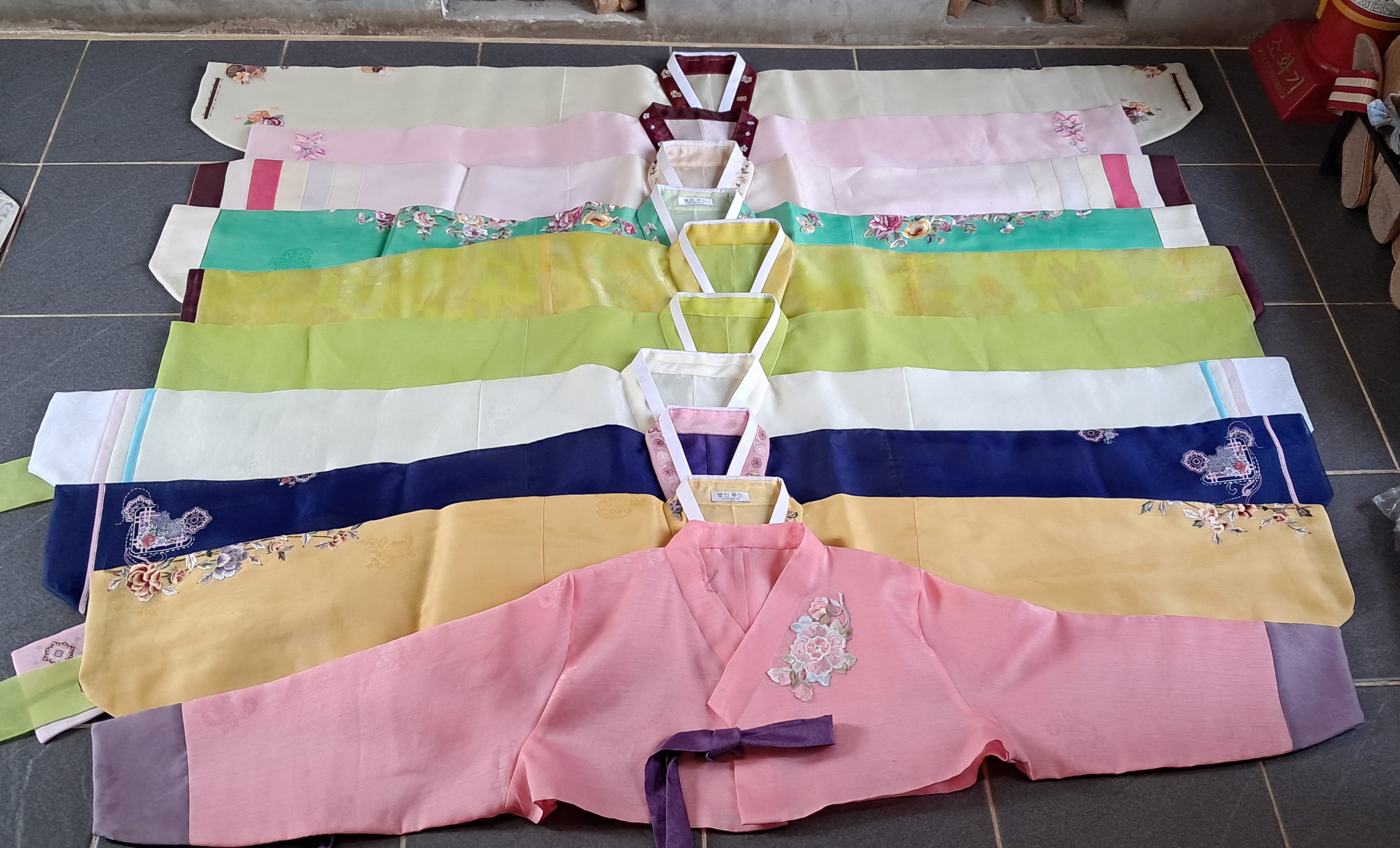 소창체험관,_폐업_앞둔_35년_경력_장인_한복_50벌_기증_받아(기증받은_한복_모습)