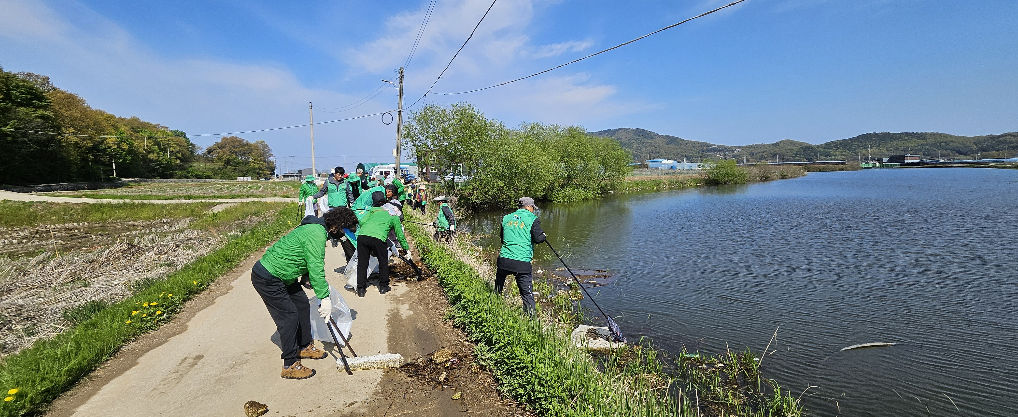 양도면_새마을_남녀지도자,_깨끗한_삼흥천_조성_위한_폐기물_수거_실시