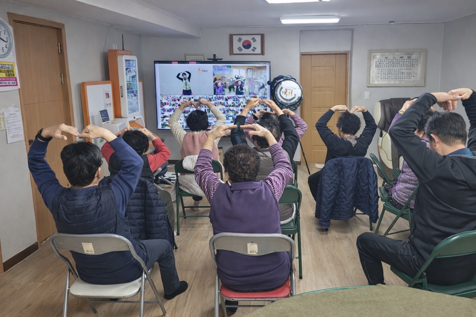 강화군,_조용한_시골_경로당의_변신…_스마트_헬스케어_확대로_큰_호응(1)