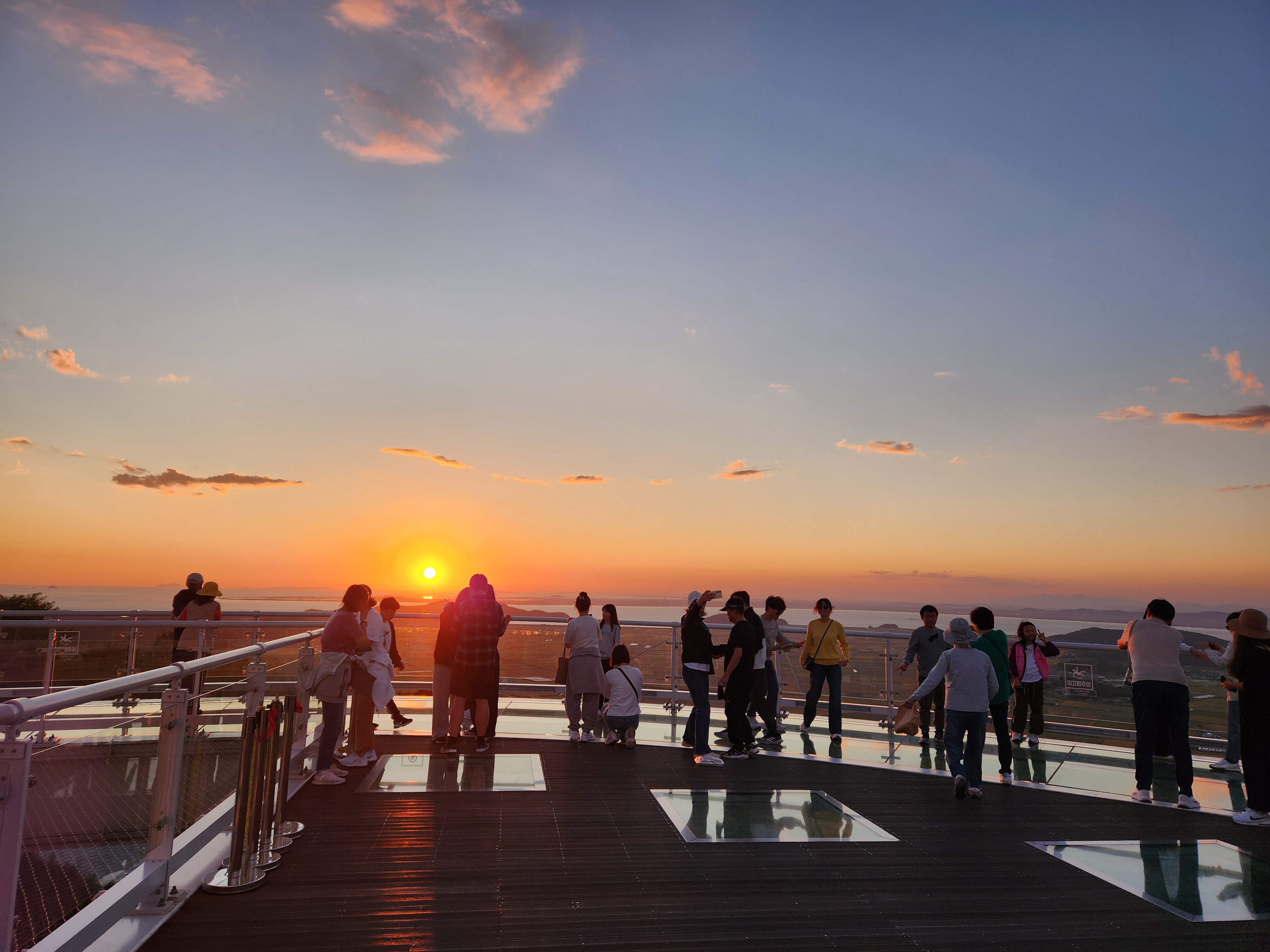 강화군,_설_연휴_힐링_여행지로_교동도_화개정원_주목(2_전망대_노을)