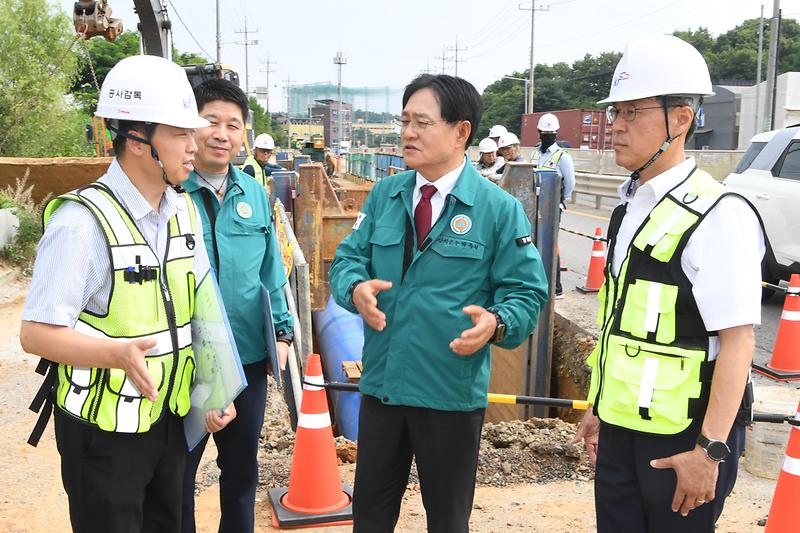 1_박용철_강화군수,_김포_가현지구_찾아_한강물_농업용수_재편사업_현장_점검(2)