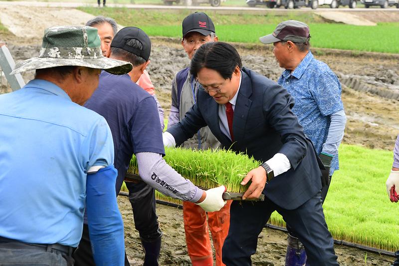 박용철_강화군수,_당선_후_첫_행보는_농업_현장으로…_예비모_공급_현장_찾아(2)
