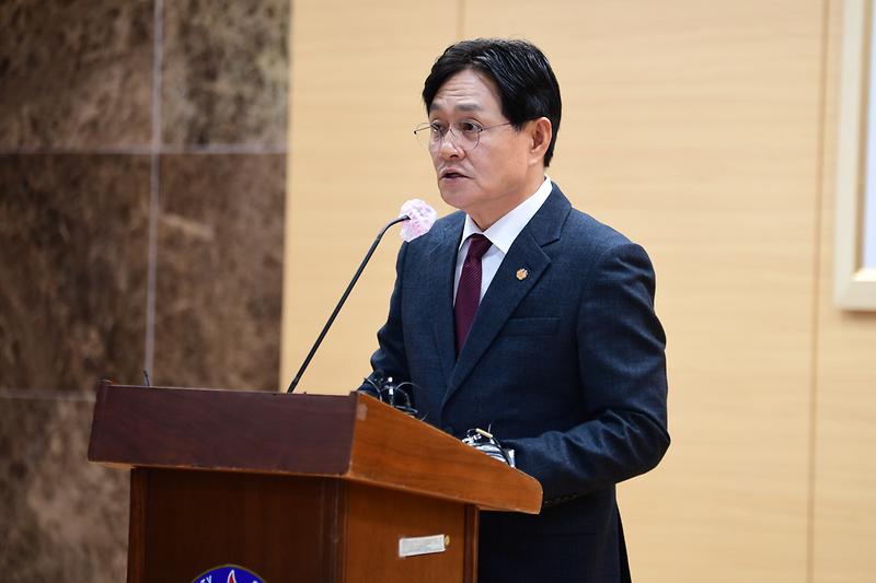 박용철_강화군수,_색동원_사건_관련_기자회견_현장(1)