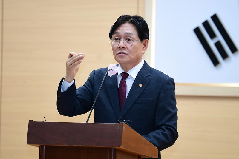 박용철_강화군수,_색동원_사건_관련_기자회견_현장(3)