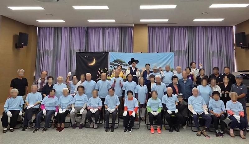 치매를_넘어_마음을_잇다…_어르신들이_꾸민_특별한_무대(2)