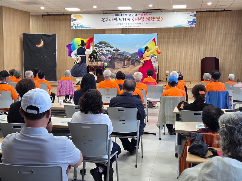 치매를_넘어_마음을_잇다…_어르신들이_꾸민_특별한_무대(3)