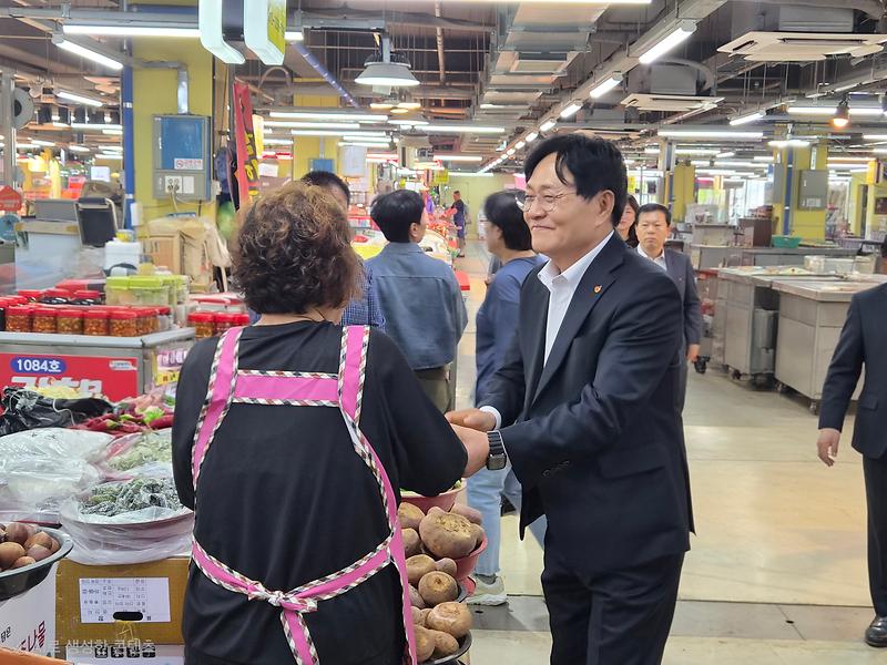 추석_앞둔_전통시장_찾은_강화군수,_상인들의_목소리에_귀_기울여(1)