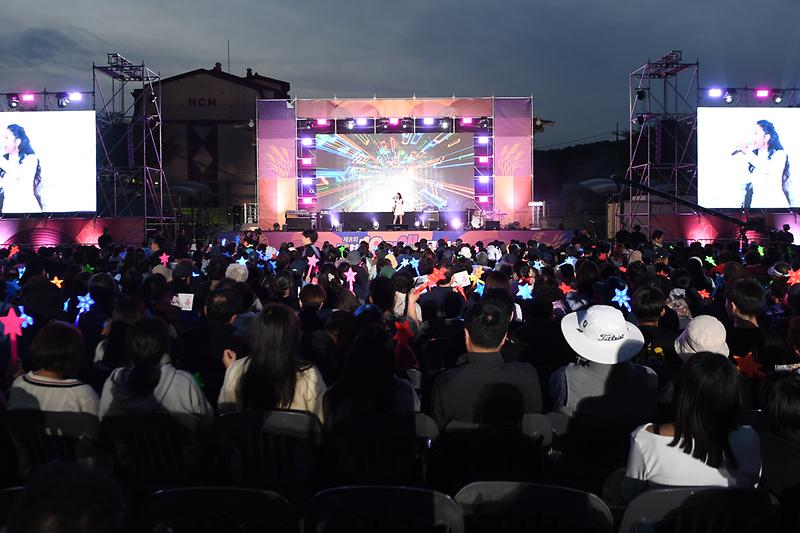 강화군,_10월애(愛)_콘서트로_가을밤_선물…_7천여_관객_몰린_공설운동장_열기_후끈(4)