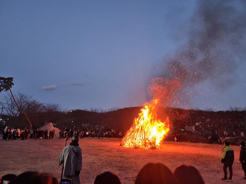 강화군,_박물관서_띄운_소원_2,035개…_전등사_달집태우기로_마무리(2)