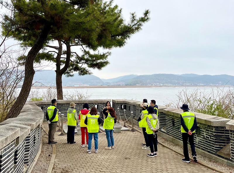 강화군,_당일_관광_넘어_체류형_관광도시로_전환_시동(1_평화관광_DMZ_평화의길_프로그램_운영_모습)