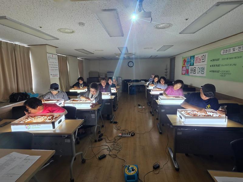 강화군_어르신들,_샌드아트로_지역_설화_전한다