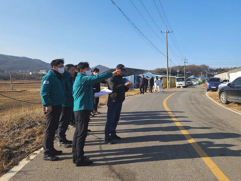 강화군,_구제역_발생에_즉각_대응(현장_점검에_나선_박용철_군수와_군_관계자들)