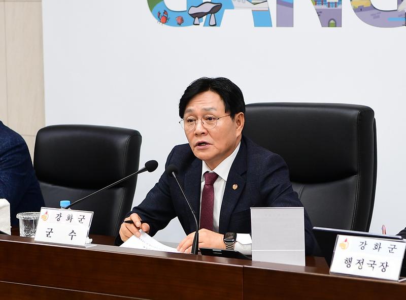강화군,_하나라도_더_따온다…_공모사업_총력_대응(회의를_주재하는_박용철_군수)