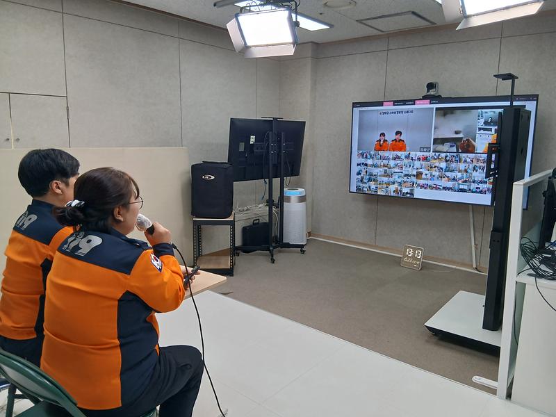 강화군,_헬스케어_경로당이_소방안전_교실로_변신…_화면_너머_소방관과_실시간_교육(1)