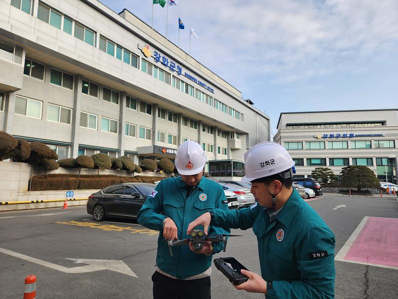 강화군,_재난_현장에_첨단_드론_전격_도입…_전문_인력․장비_갖추고_‘즉시_출동’_체계_마련(소형_드론을_점검하는_강화군_소속_공무원들)