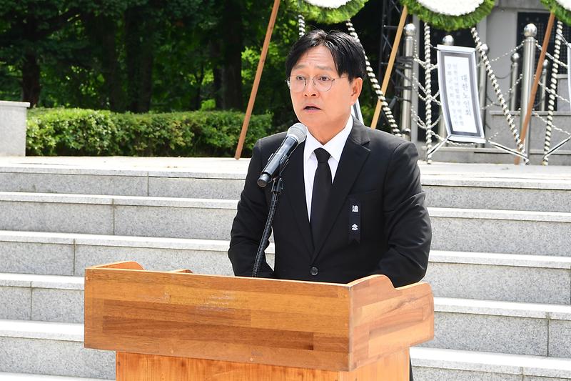강화군,_제71회_현충일_추념식_거행…_미래세대_헌시_낭독으로_울림_더해(2)