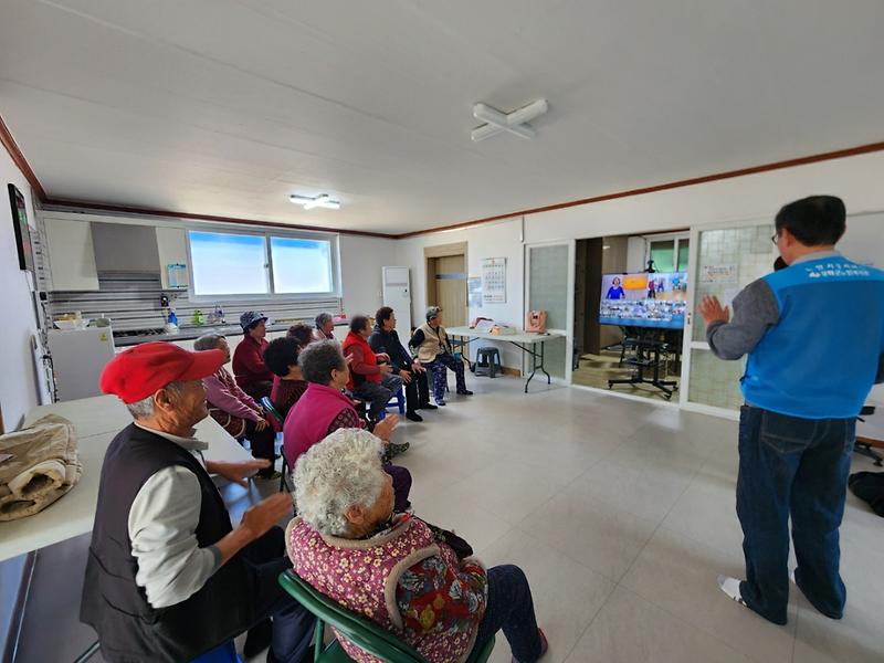 강화군,_조용한_시골_경로당의_변신…_스마트_헬스케어_확대로_큰_호응(2)