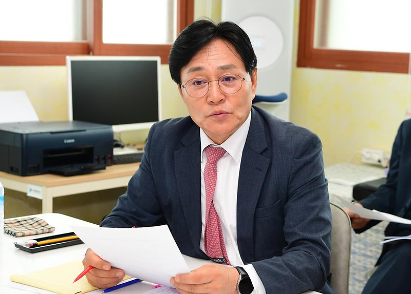 강화군,_섬_주민_건축자재_해상운송비_지원사업_본격_시행(1_서도면_찾아가는_이동군수실에서의_박용철_군수)