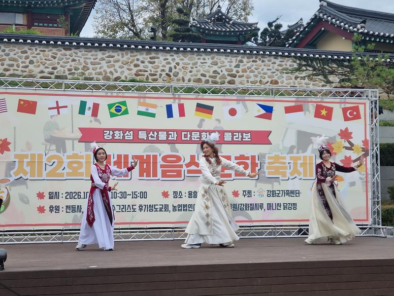 강화군가족센터,_세계음식문화축제에_1,500여_명_북적…_13개국_맛과_문화로_하나_된_강화(2)
