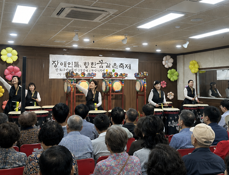 강화군장애인복지관,_시각장애인이_직접_만든_감동의_무대…‘봄(see)’_문화_공연_성료(2)