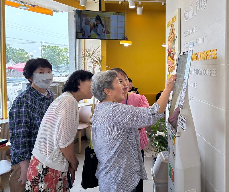 강화군노인복지관,_스마트폰_및_키오스크_교육_수강생_현장학습_실시