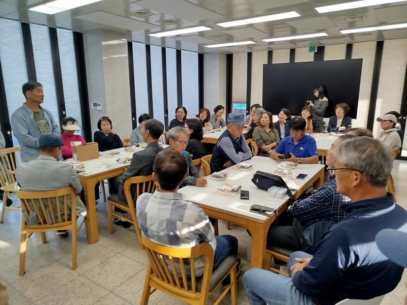 길상마을센터_온에서_동네안재자_간담회에서_사례발표하는_모습(연두농장_이준서_대표)