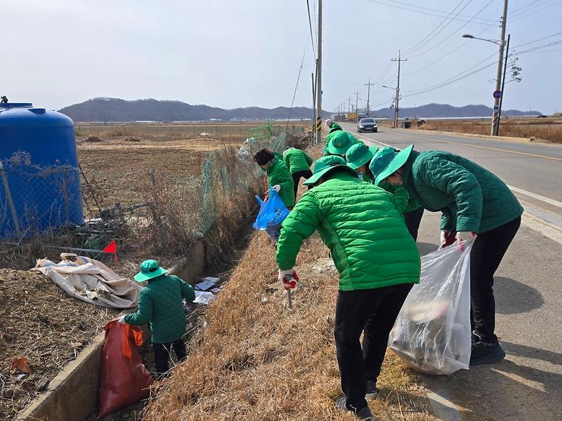교동면_부녀회,_귀성객_떠난_마을_대청소_실시