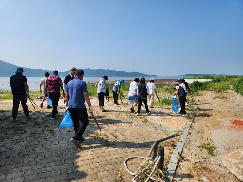 교동면_체육진흥후원회,_휴가철_관광객_맞이_해안가_환경정비