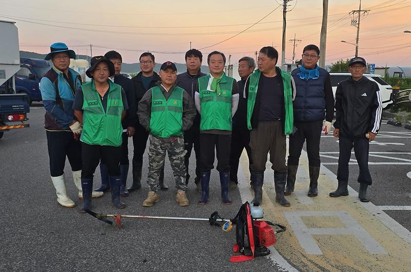 교동면_새마을지도자협의회,_한가위_앞두고_제초_작업_실시
