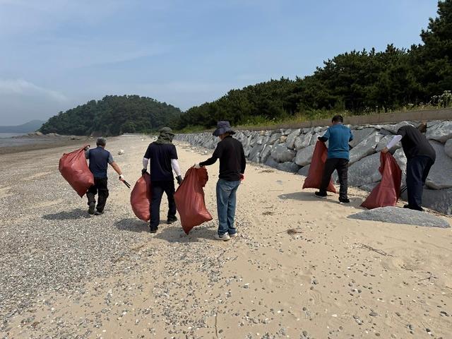 서도면_이장단,_대빈창_해변서_환경_정화에_구슬땀